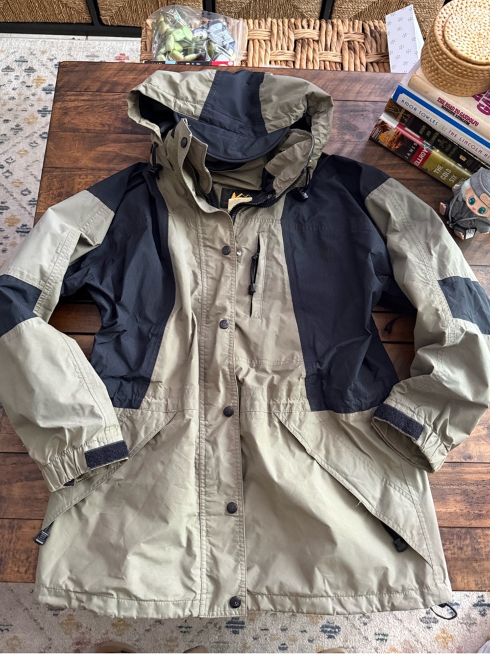 Sz 10 Women’s REI Vintage Gore-Tex Shell Jacket Hooded Color Block Black Tan